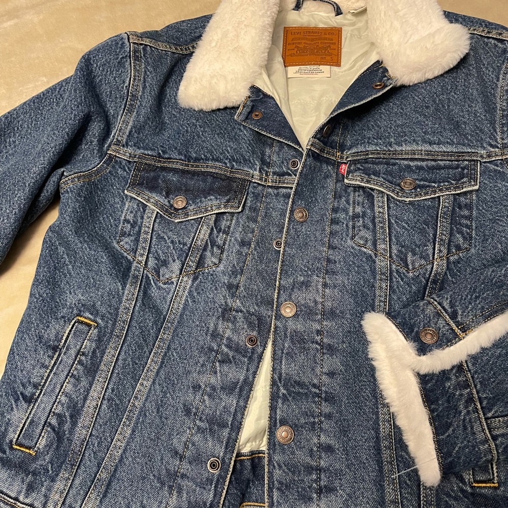 Levi's womens Fur Collar Ex-boyfriend Trucker Jackets - Picture 10 of 14